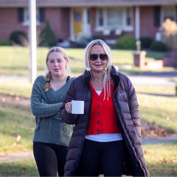 Meet your Posher, Elizabeth - Picture 4 of 10